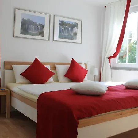 Ruhige Mit Balkon Und Blick In